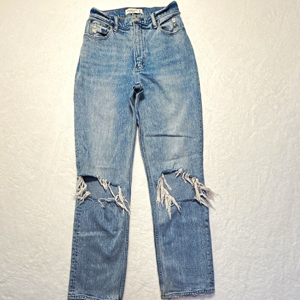 Abercrombie & Fitch Curve Love Women’s High Rise 90s Straight Light Wash Jeans